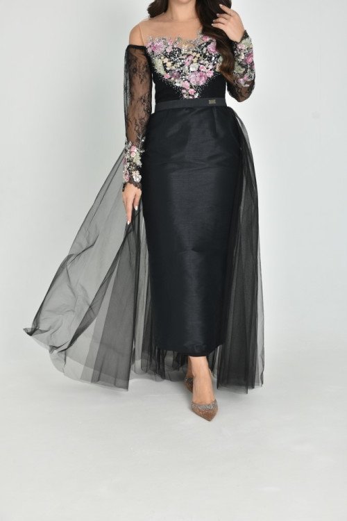 فستان أسود فخم طويل مزين بتطريزات