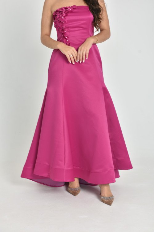 فستان سهرة وردي أنيق لإطلالة مميزة