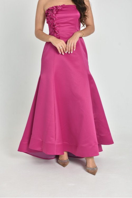 فستان سهرة وردي أنيق لإطلالة مميزة